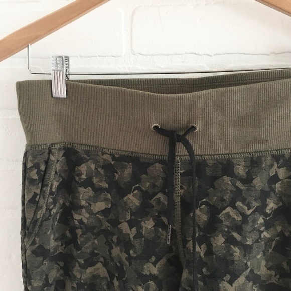 Lululemon Women Track pants Army Green Camo print Y2K Full Zip leg Pockets 6 - Picture 3 of 16